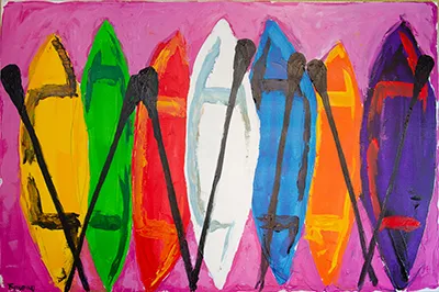 Човни, притулені до стіни з веслами