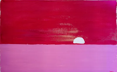 Яскраве сонце на горизонті рожевого моря і такого ж неба